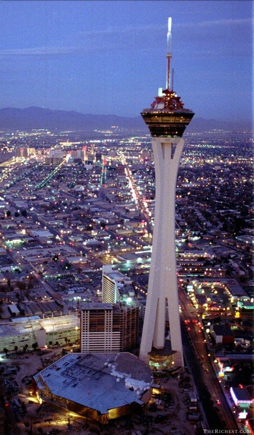 Tháp Stratosphere, Las Vegas gây ấn tượng với chiều cao 350m đòi hỏi thang máy siêu khủng để đưa du khách lên tới đỉnh. Với tốc độ hơn 500 m/phút, bạn dễ dàng leo lên tầng 108 trong chưa đầy 40s. 4 thang máy lắp 2 sườn tòa tháp đã ngốn đến 6 triệu USD tiền đầu tư.